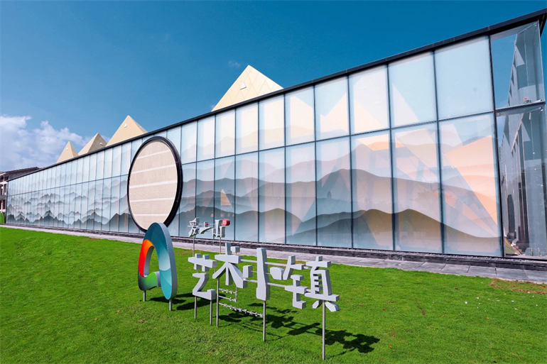 爱上山艺术小镇目前叠拼在售，建面约45-53㎡(图1)