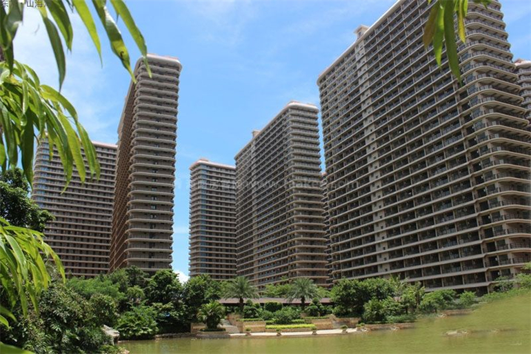 东方山海湾，纯板式建筑，住宅建面约30-65㎡(图1)
